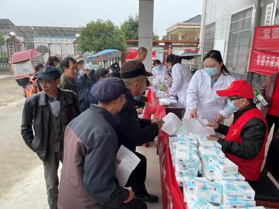 市皮防所黨員志愿者 健康義診進鄉村，麻風防治人人知，營養健康咨詢暖人心